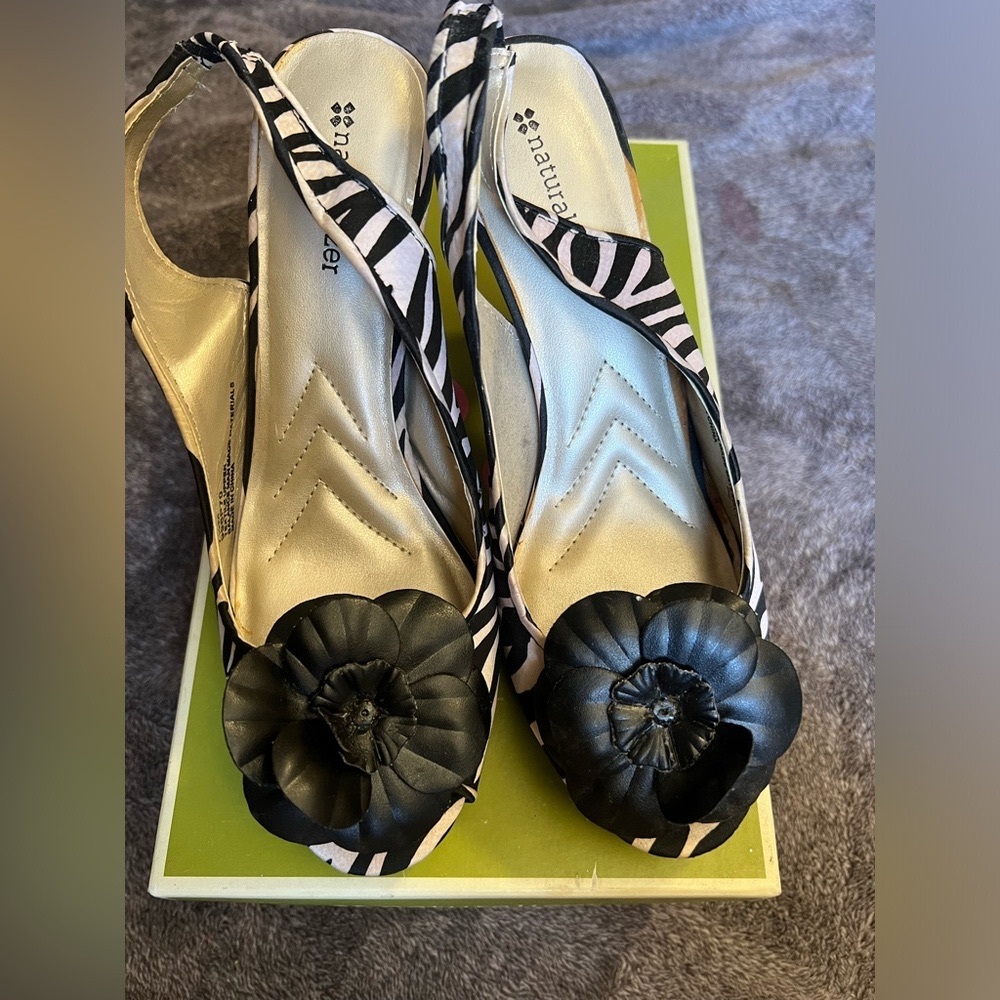 BRAND NEW Naturalizer kitten heels in Tropic